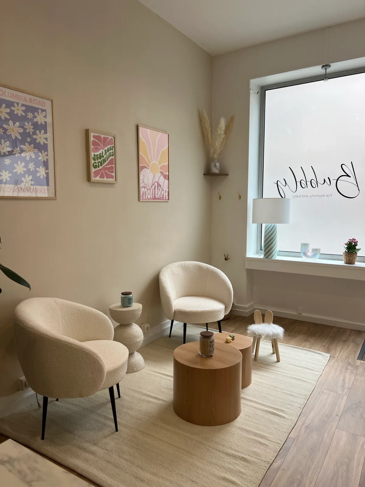 Coin lounge chaleureux dans l'institut Bubbly