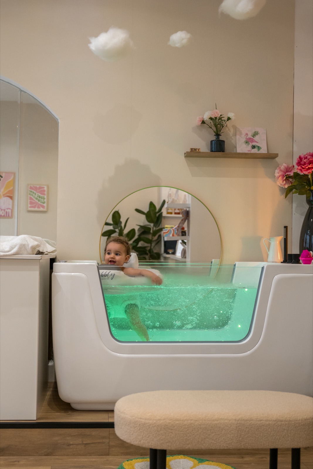 Bébé profitant d'une séance d'hydrothérapie chez Bubbly à Lyon