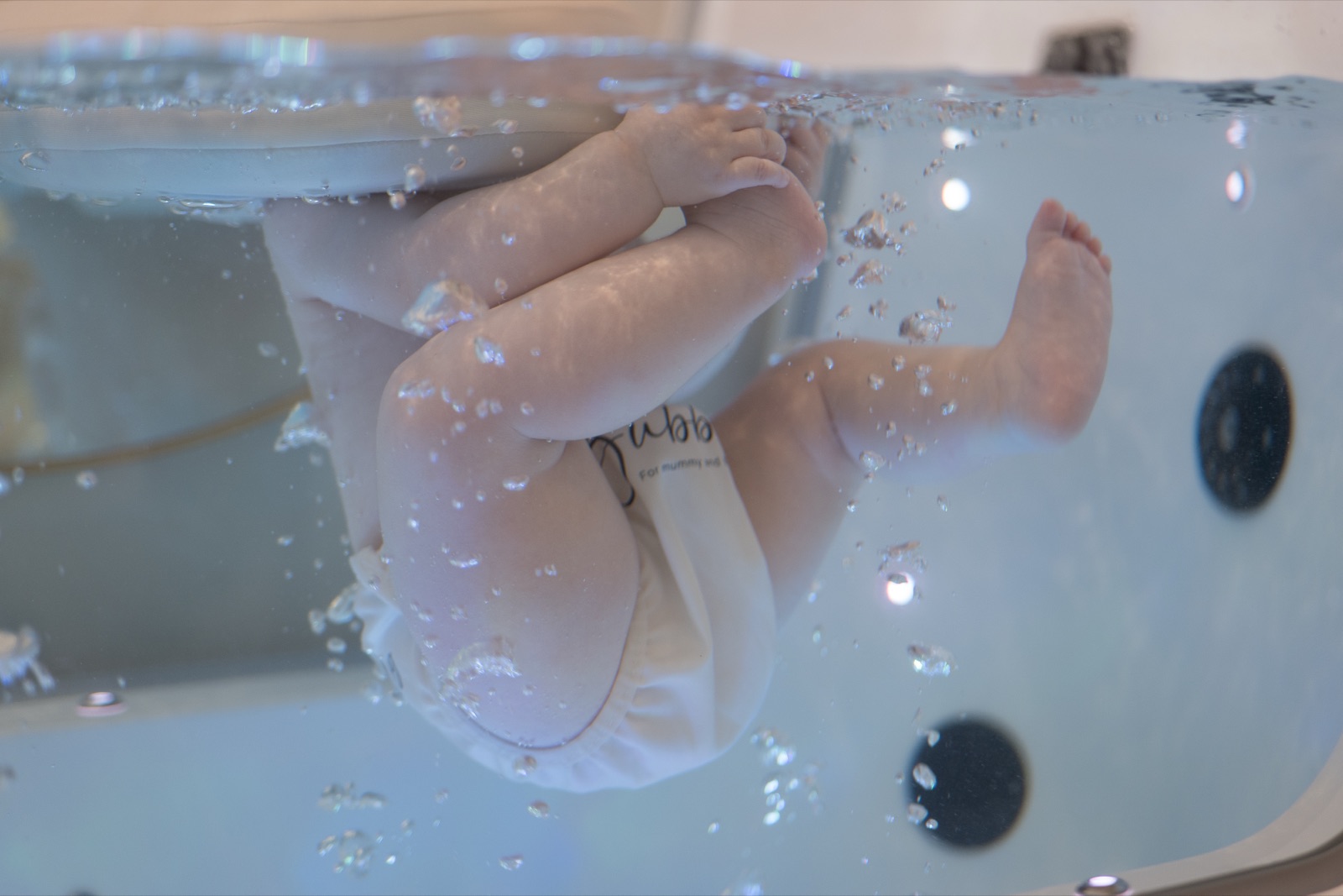 Deux bébés profitant ensemble d'une séance d'hydrothérapie duo chez Bubbly à Lyon