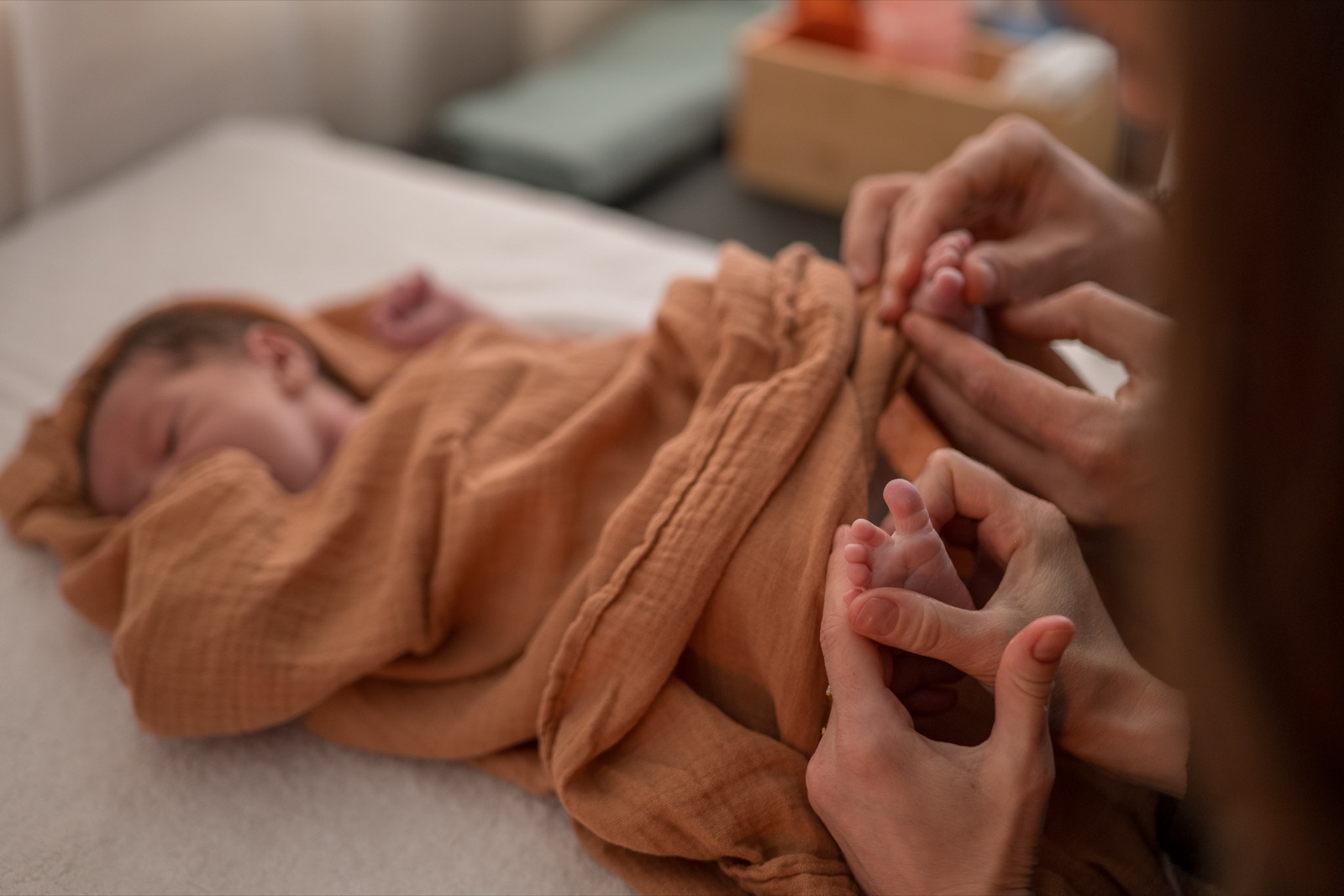Bébé endormi pendant un moment de massage